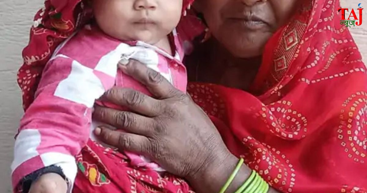 आगरा के सुभाष बाजार में नाले के ऊपर बनी दो मंजिला दुकान ढहने के बाद भारी मलबे के बीच रेस्क्यू ऑपरेशन चलाती एसडीआरएफ और पीएसी की संयुक्त टीम