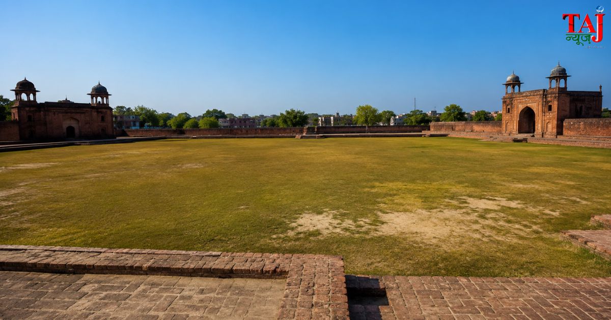 आगरा के ऐतिहासिक कोठी मीना बाजार मैदान में चल रहे विवादित निर्माण कार्य और मैदान