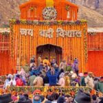 उत्तराखंड के प्रसिद्ध बदरीनाथ धाम मंदिर के बाहर तैनात सुरक्षाकर्मी और सीसीटीवी सर्विलांस रूम की फाइल मुख्य तस्वीर