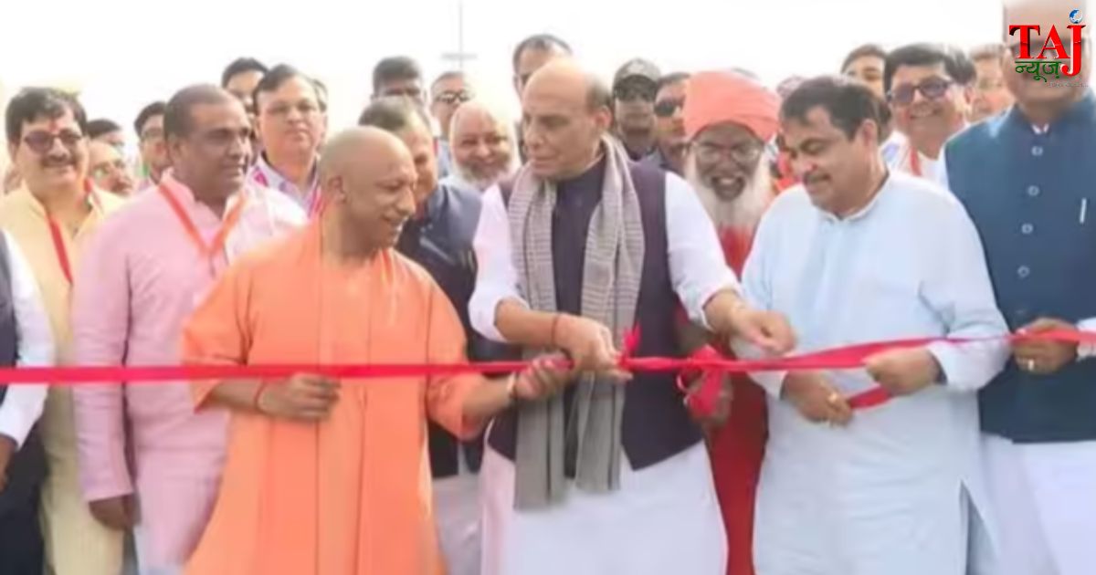 उत्तर प्रदेश में नवनिर्मित लखनऊ-कानपुर एक्सप्रेस-वे के भव्य उद्घाटन समारोह के दौरान उपस्थित मुख्यमंत्री योगी आदित्यनाथ और केंद्रीय मंत्री