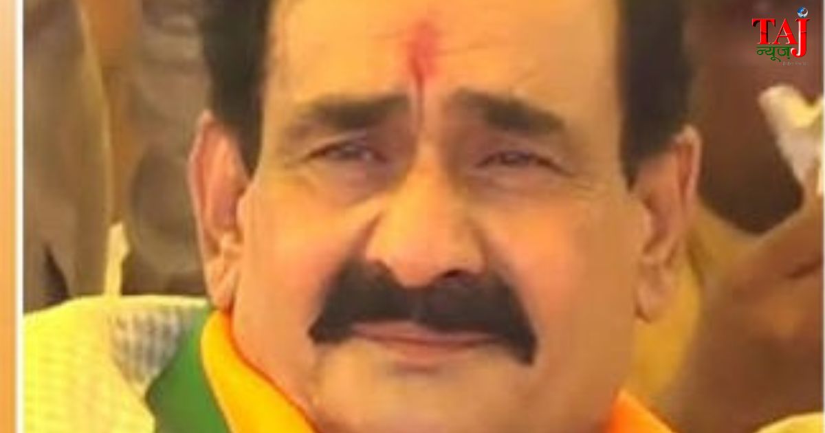 मध्य प्रदेश के दतिया में भाजपा प्रत्याशी आशुतोष तिवारी के समर्थन में आयोजित चुनावी जनसभा के दौरान भावुक हुए पूर्व गृह मंत्री नरोत्तम मिश्रा की मुख्य तस्वीर