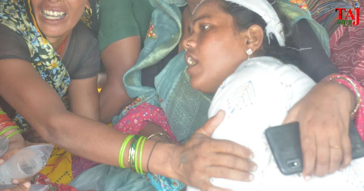 आगरा के सुभाष बाजार में दुकान ढहने की घटना के छठे दिन मलबे से वृद्धा गंगा देवी का शव मिलने के बाद विलाप करते बिलखते परिजन