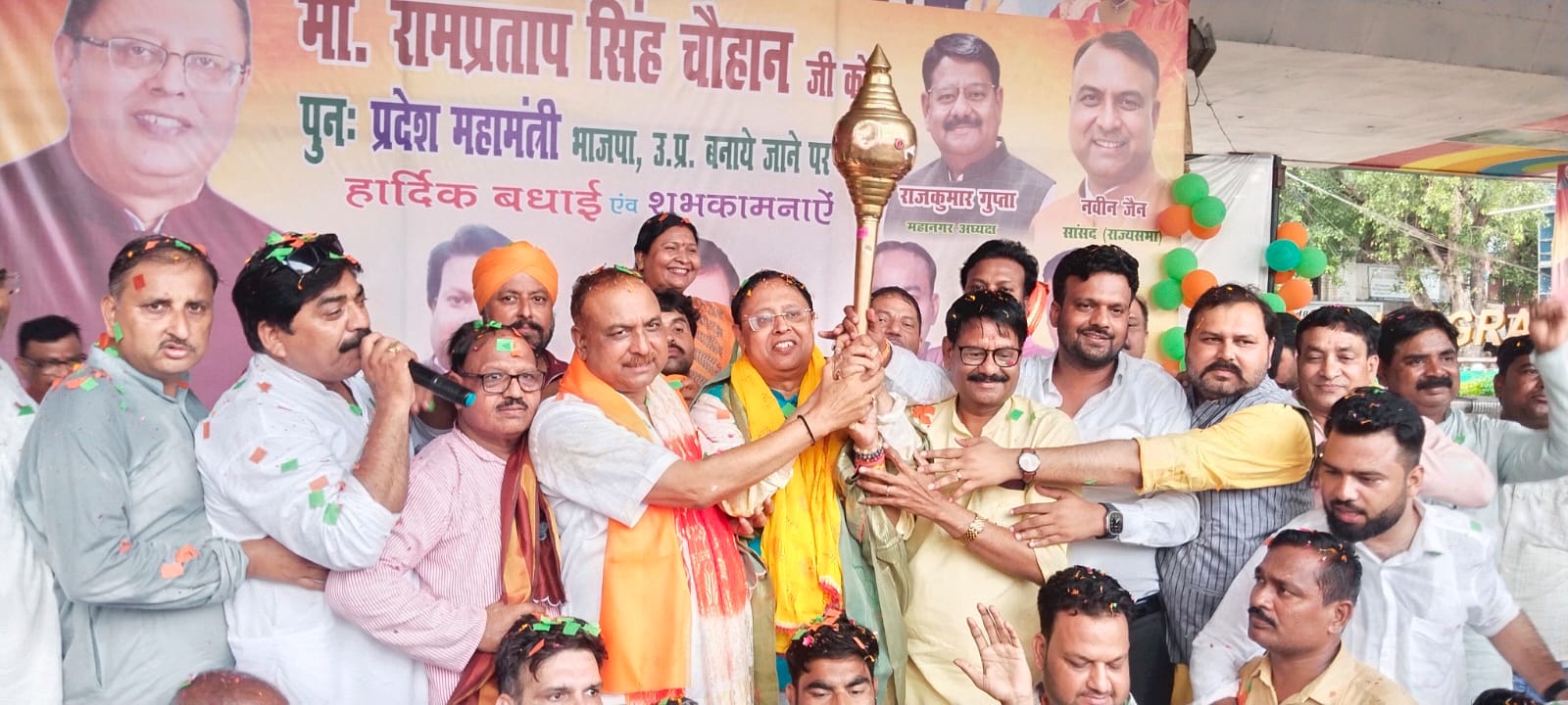 भाजपा प्रदेश महामंत्री रामप्रताप चौहान के आगरा आगमन पर कार्यकर्ताओं द्वारा भव्य स्वागत