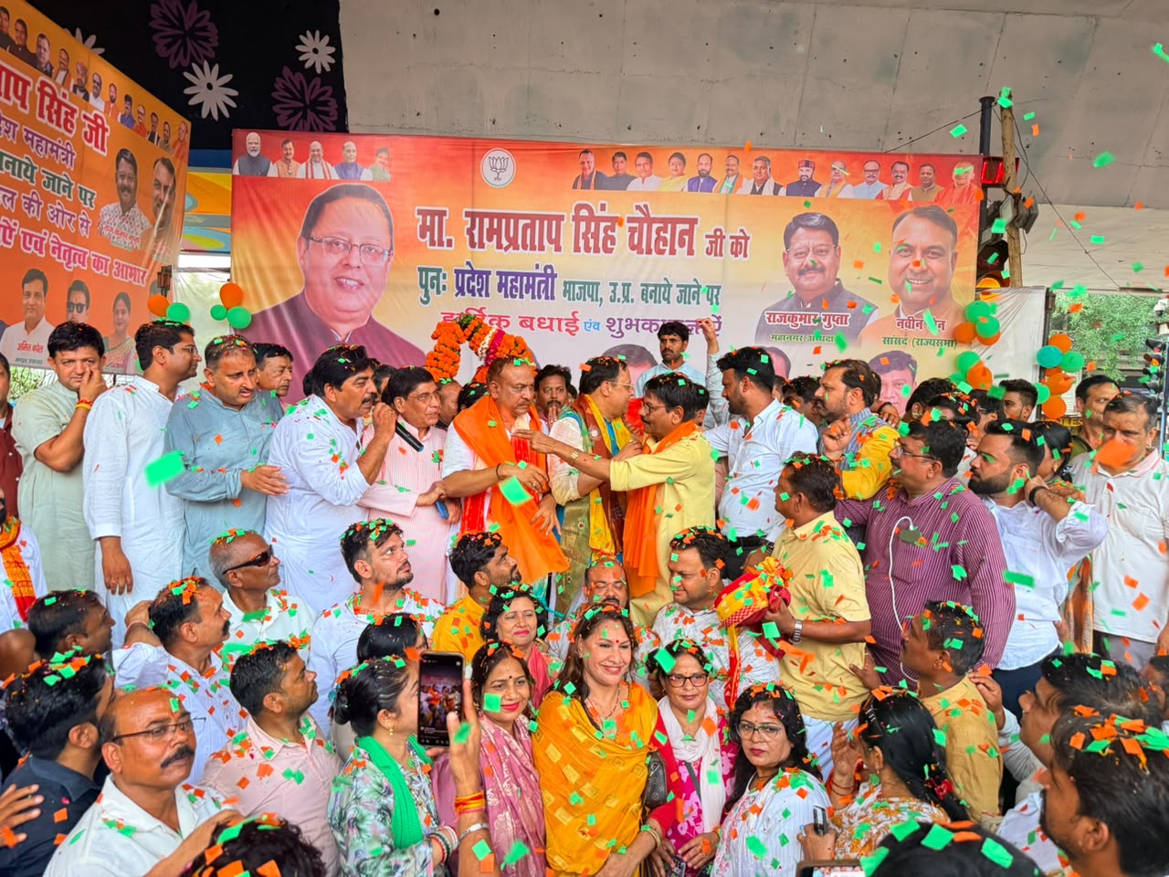 आगरा में भारत माता और महाराणा प्रताप की प्रतिमा पर माल्यार्पण करते भाजपा नेता