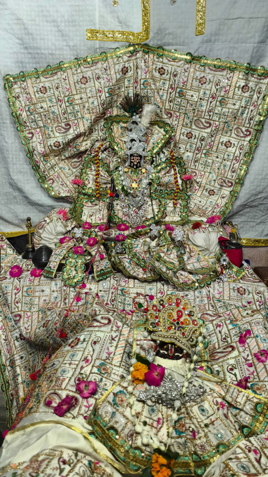 मथुराधीश मंदिर में रथ यात्रा मनोरथ के दर्शन करते उमड़े श्रद्धालु