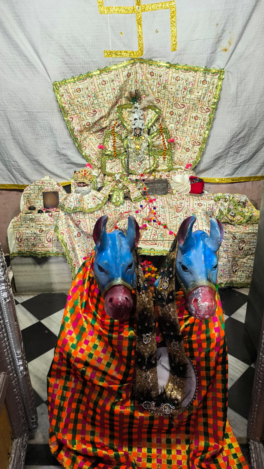 रथ यात्रा के दौरान कीर्तन करते हुए भक्तगण