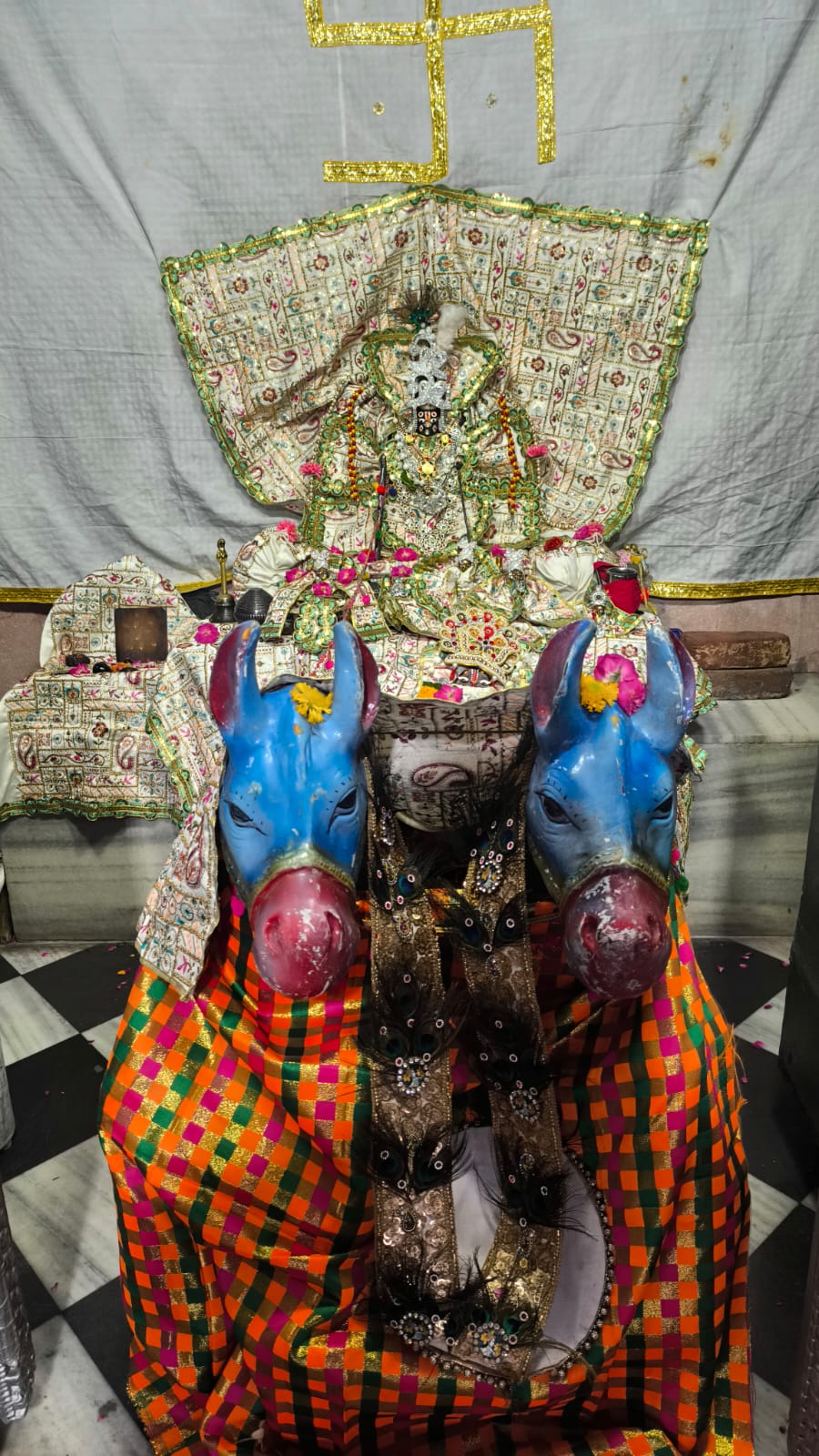 श्री मथुराधीश मंदिर में सजाया गया भव्य हिंडोला और रथ