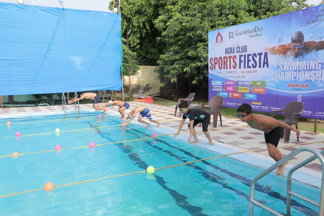 आगरा क्लब स्पोर्ट्स फिएस्टा तैराकी प्रतियोगिता मुख्य अतिथि पुरस्कार वितरण