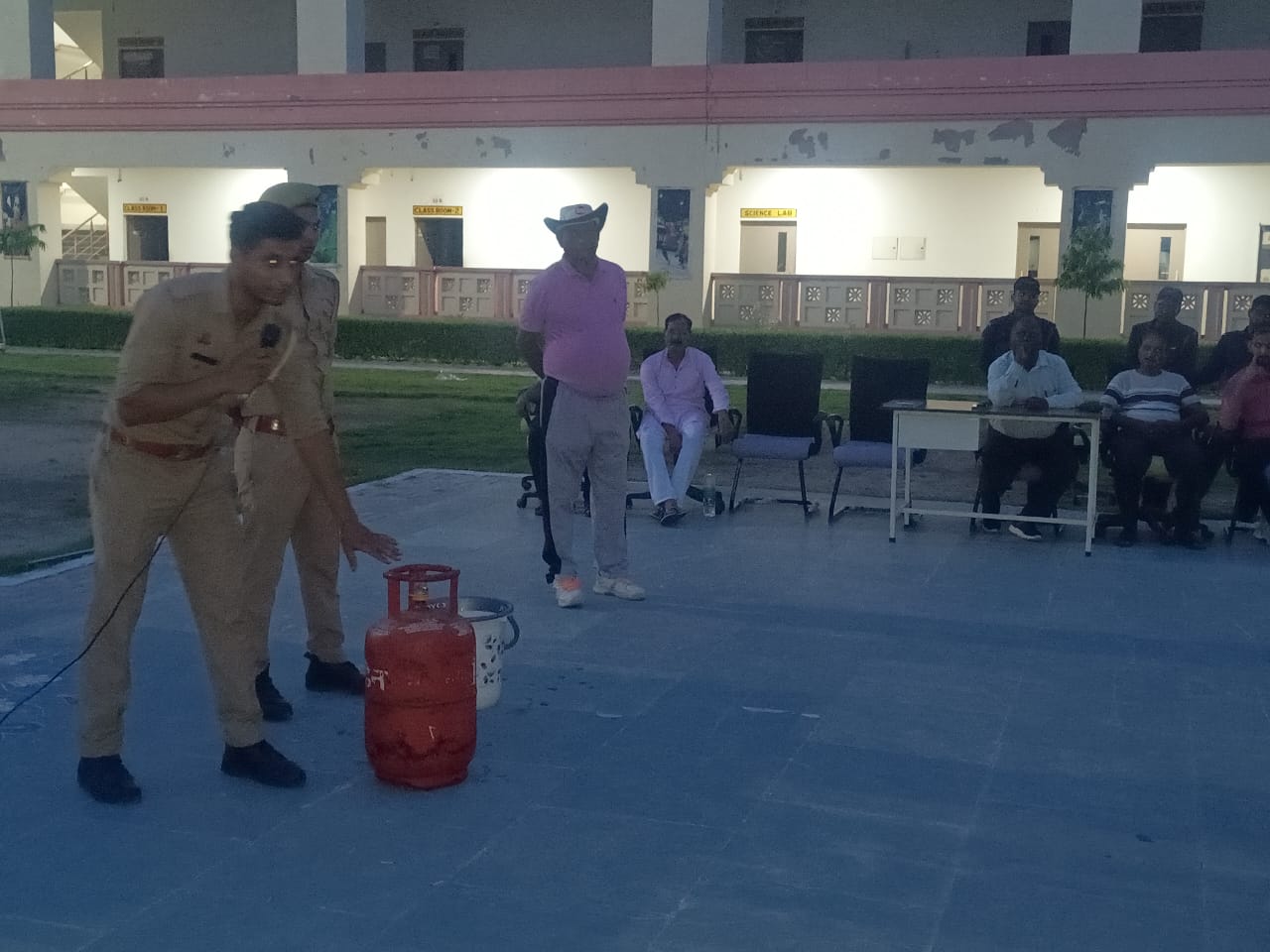 फायर सेफ्टी ट्रेनिंग में उपस्थित विद्यालय की प्रधानाचार्या एवं अग्निशमन टीम