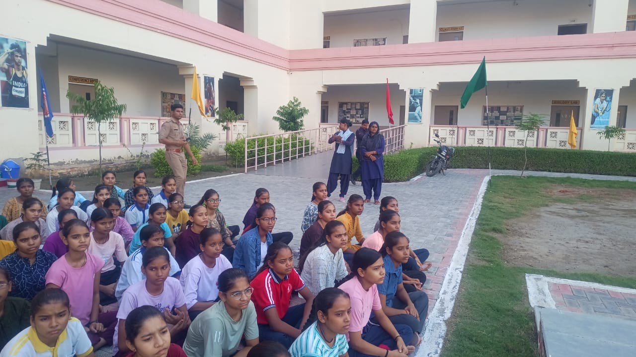 अग्निशामक यंत्र के उपयोग का प्रदर्शन करते फायर सेफ्टी टीम के सदस्य