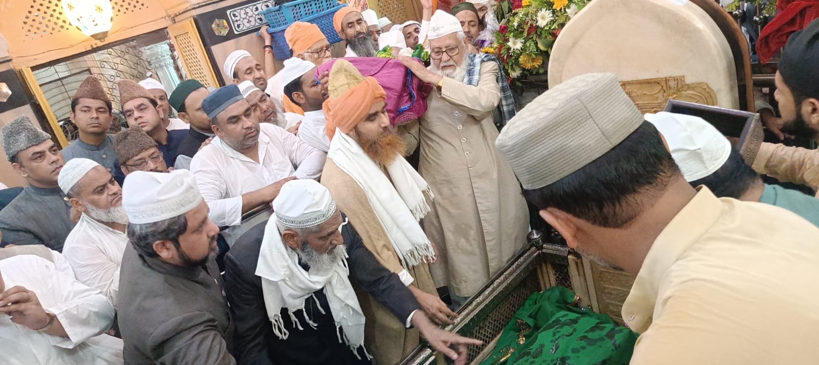 आगरा दरगाह शरीफ पर उर्स का धार्मिक आयोजन