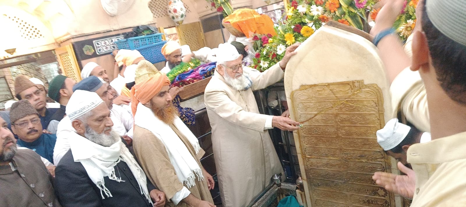 उर्स मुबारक के अवसर पर मज़ार शरीफ पर गुस्ल एवं संदलमाली की रस्म