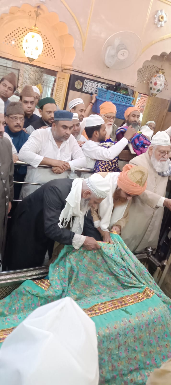 मज़ार शरीफ पर दुआ करते सज्जादानशीन एवं अकीदतमंद