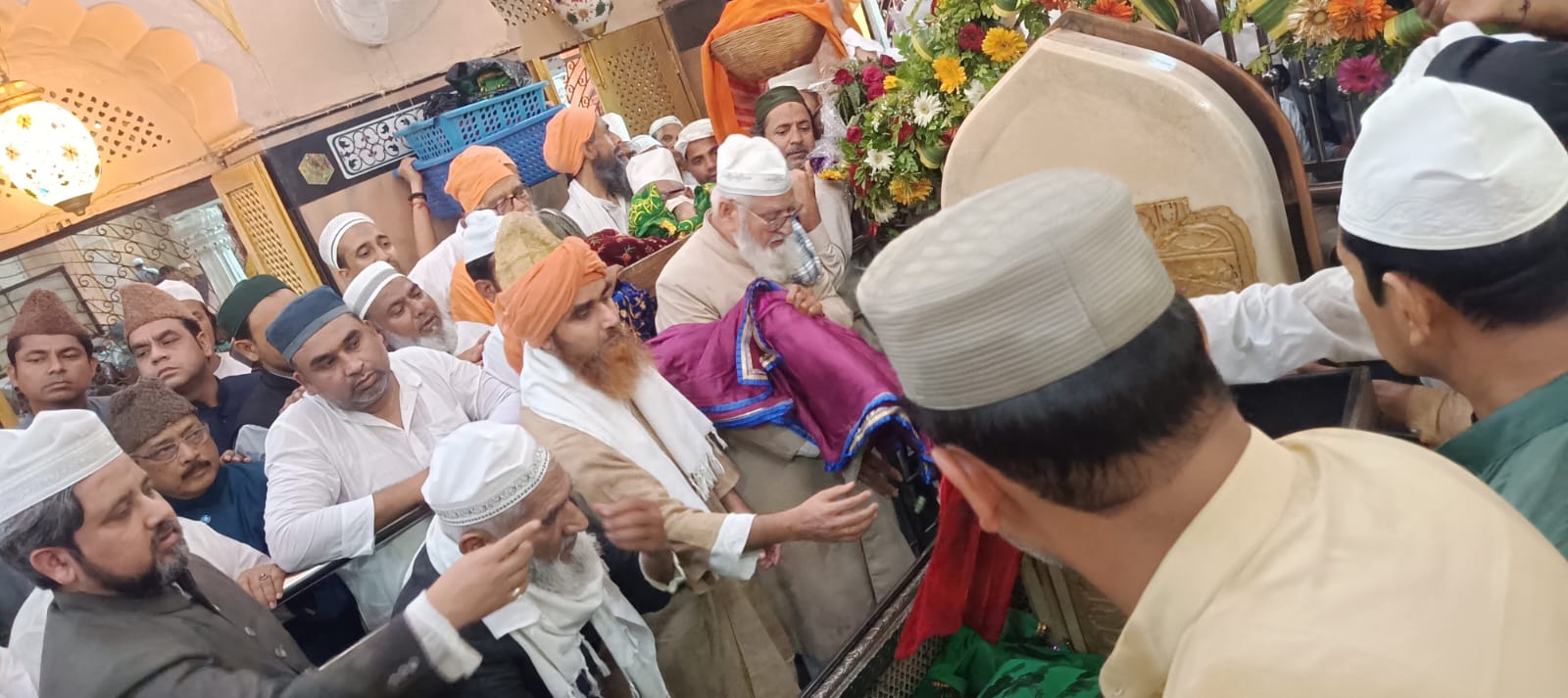 387वें उर्स मुबारक पर संदल पेश करते धर्मगुरु