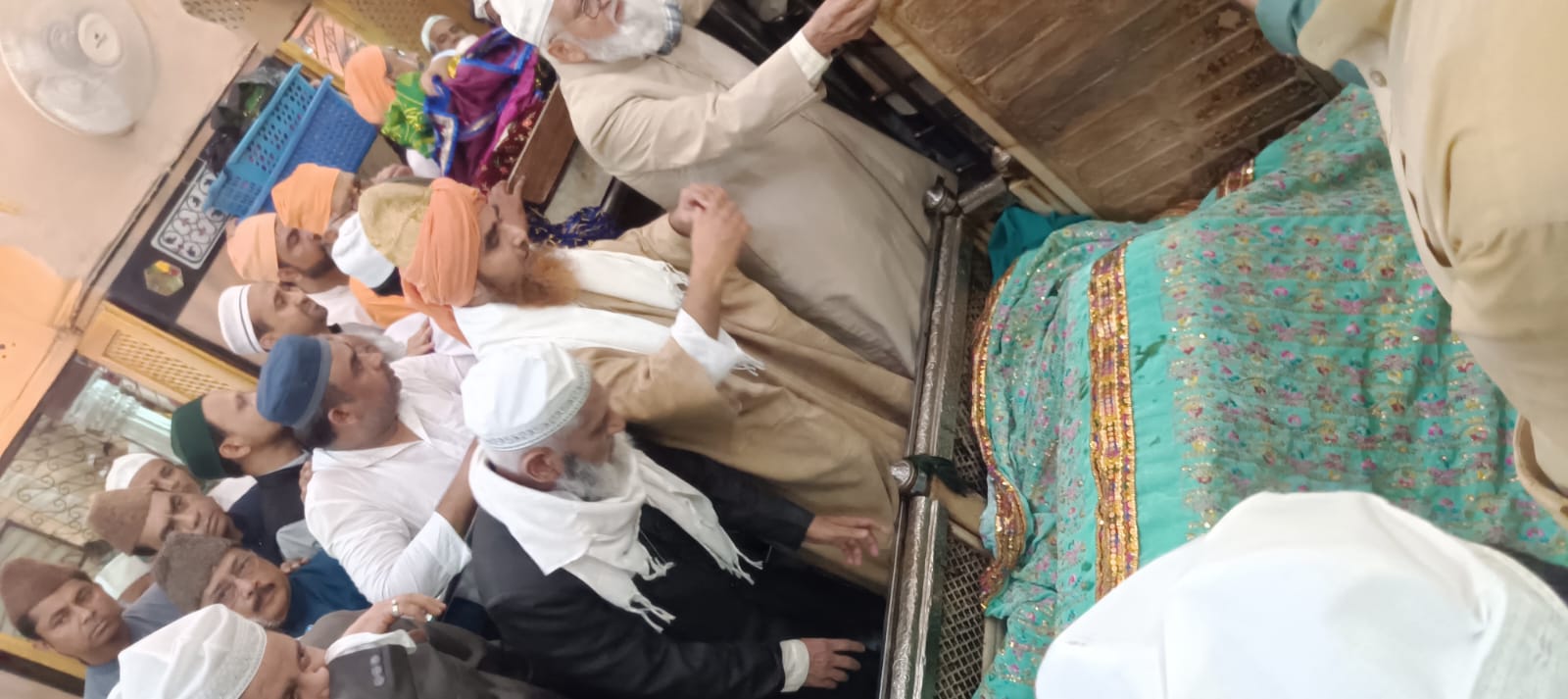 आगरा में हज़रत सैय्यदना शाह अमीर अबुल उला के उर्स में जुटी भीड़