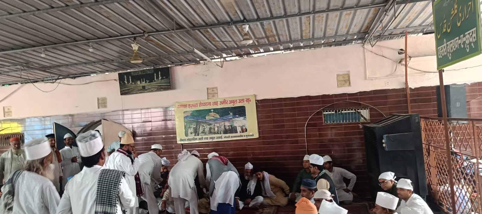 धार्मिक अनुष्ठान में भाग लेते हुए श्रद्धालु