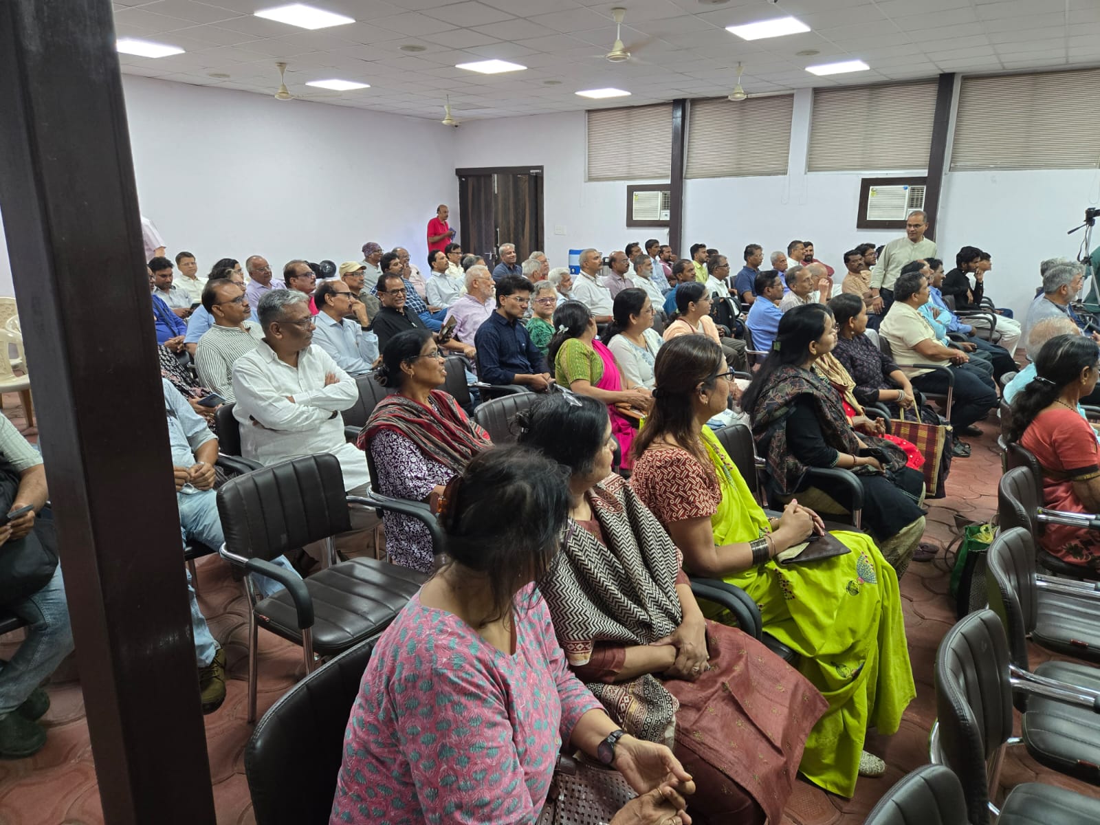 भोपाल में वरिष्ठ पत्रकार राजेंद्र शर्मा को लोकजतन सम्मान से सम्मानित करते अतिथि