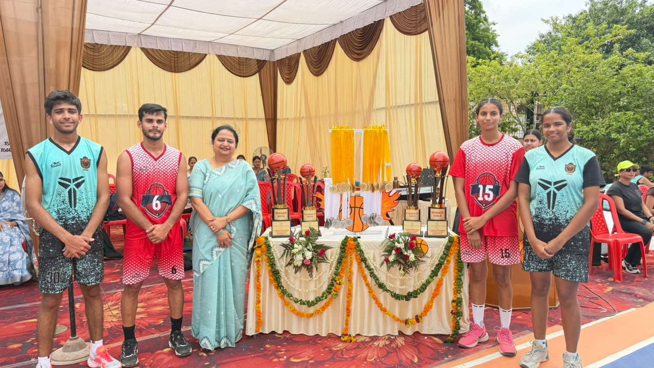 डॉ. वीरेंद्र स्वरूप मेमोरियल बास्केटबॉल चैंपियनशिप की विजेता टीम को सम्मानित करते अतिथि व प्रधानाचार्या