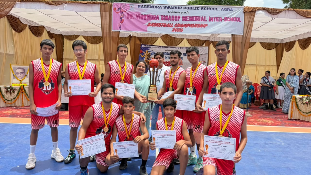 रागेंद्र स्वरूप पब्लिक स्कूल आगरा में बास्केटबॉल चैंपियनशिप के उपविजेता खिलाड़ियों को ट्रॉफी भेंट करते आयोजक