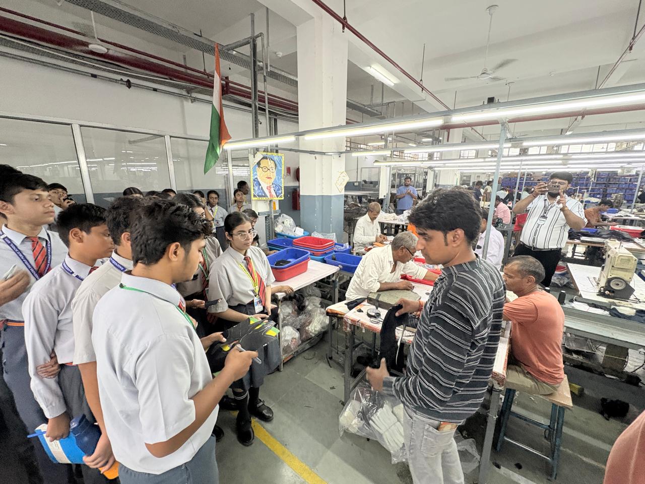 कैप्सन्स वर्ल्डवाइड सिकंदरा में विनिर्माण प्रक्रिया समझते रागेन्द्र स्वरूप स्कूल के छात्र एवं शिक्षक