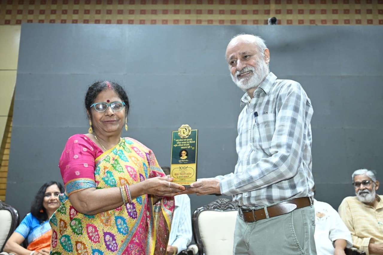 ग्वालियर में प्रख्यात कवि गौहर रज़ा को जनकवि मुकुट बिहारी सरोज सम्मान 2026 प्रदान करते अतिथि