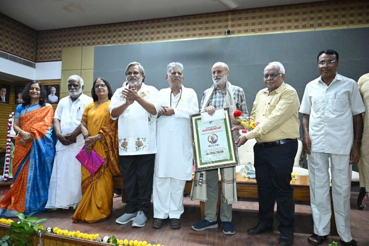 जनकवि मुकुट बिहारी सरोज जन्म शताब्दी समारोह में विचार व्यक्त करते वैज्ञानिक व साहित्यकार गौहर रज़ा