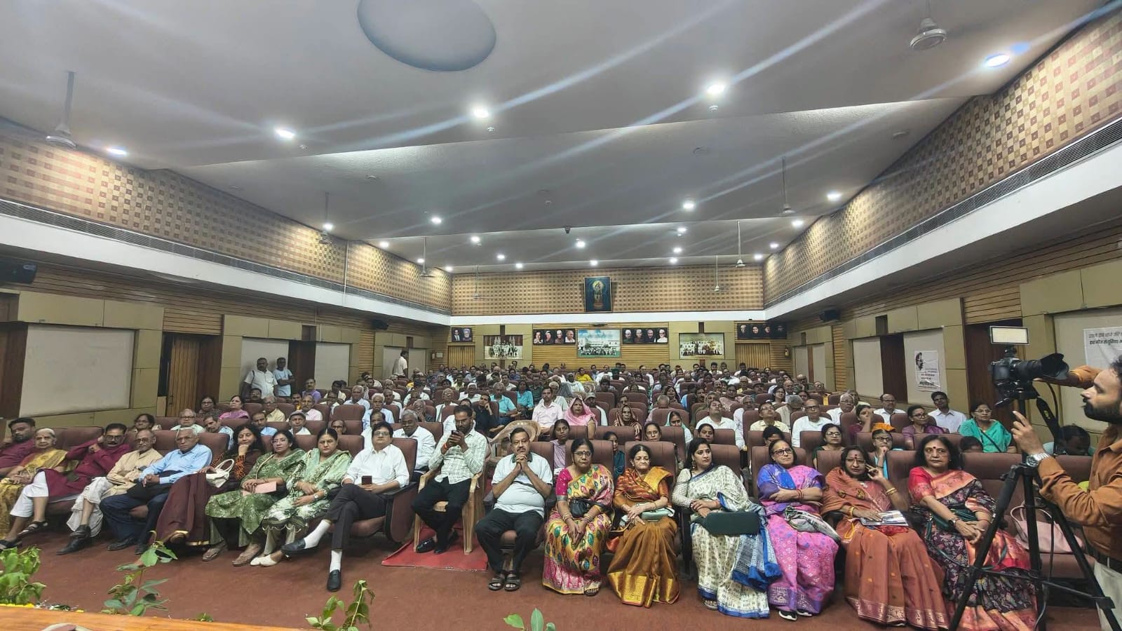 ग्वालियर में जनकवि मुकुट बिहारी सरोज स्मृति समारोह के दौरान मंच पर उपस्थित साहित्यकार व अतिथि