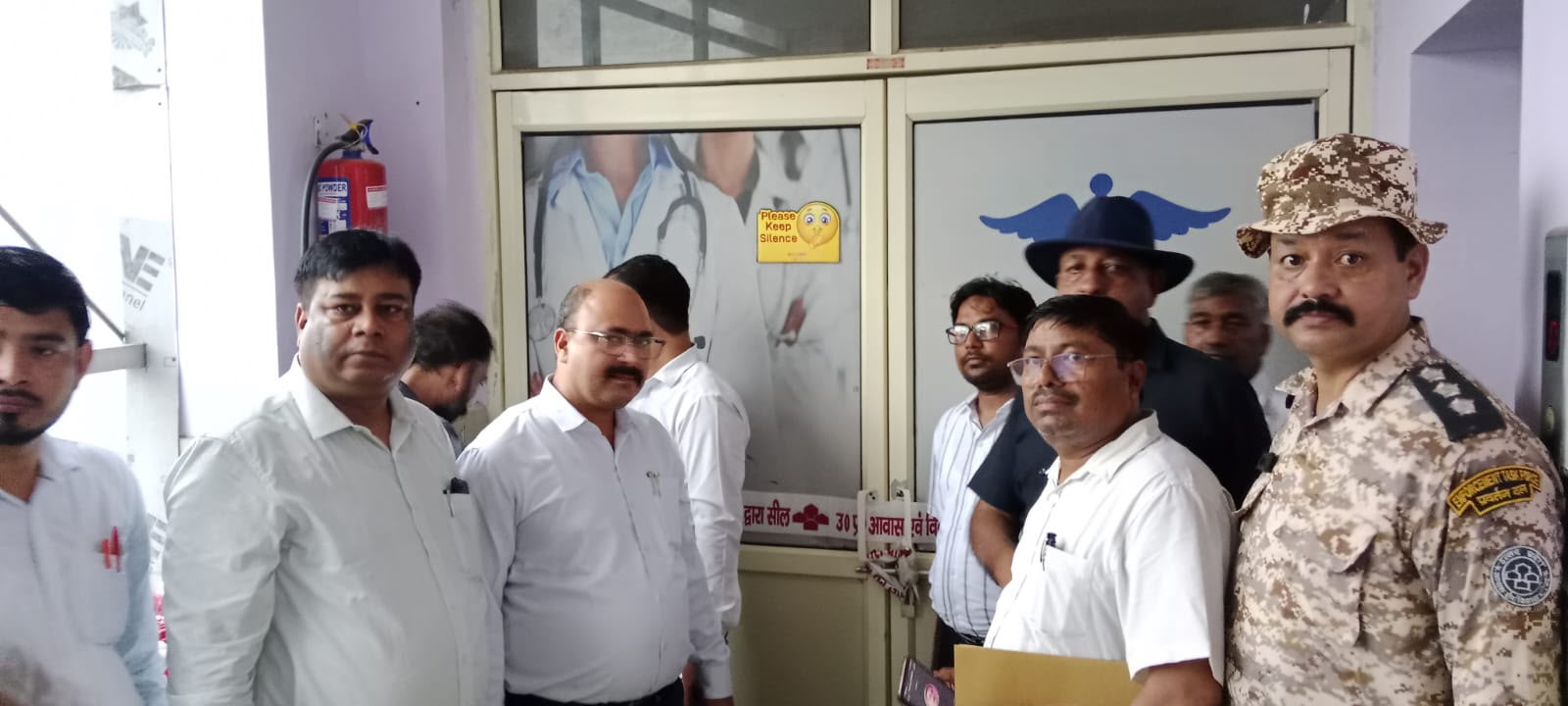 आगरा में आवास विकास और सीएमओ टीम द्वारा हेल्पिंग इंडिया ट्रॉमा सेंटर सील करते अधिकारी