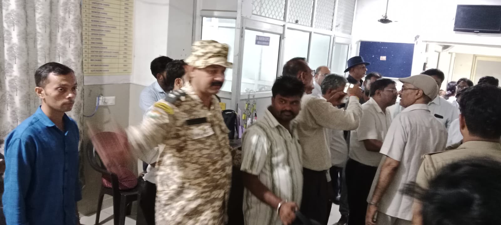आगरा सुल्तानगंज की पुलिया स्थित निजी अस्पताल के खिलाफ सीलिंग कार्रवाई का दृश्य