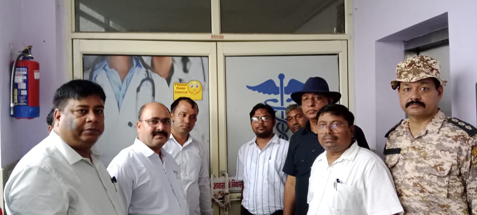 अस्पताल सीलिंग अभियान के दौरान मौके पर मौजूद पुलिस और स्वास्थ्य विभाग के अधिकारी