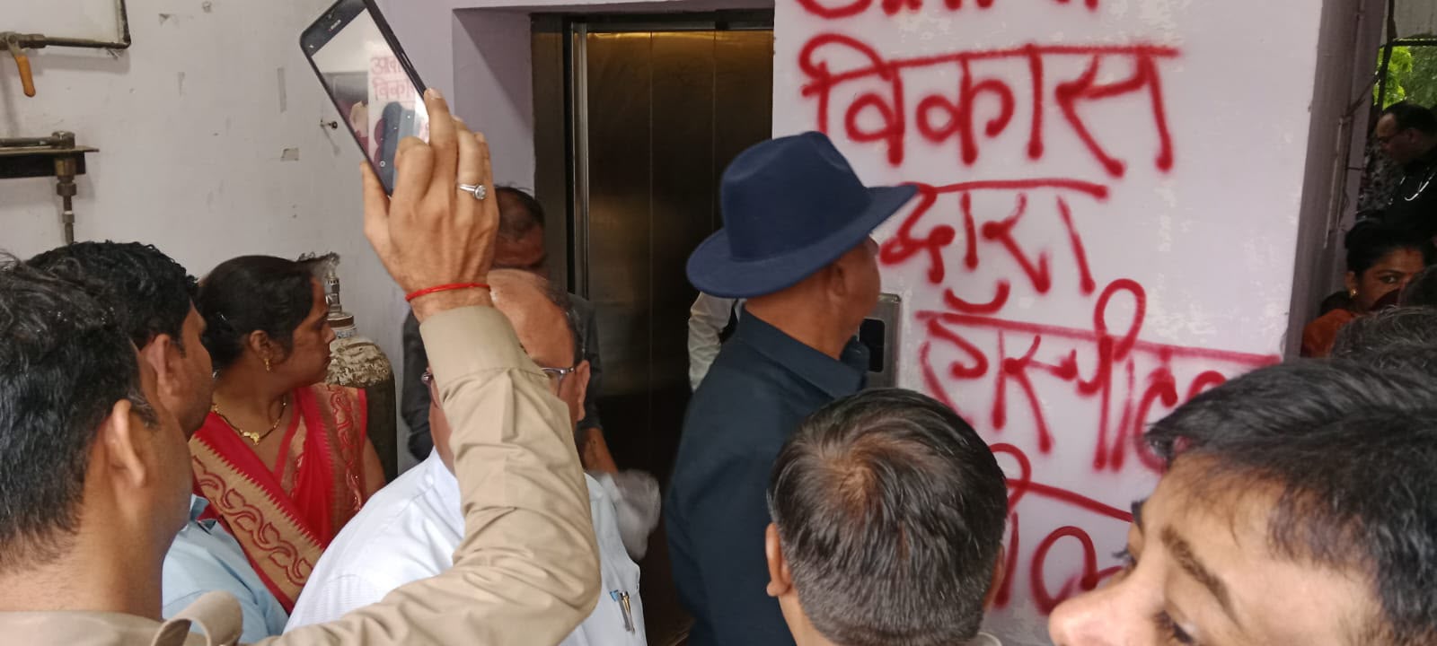आवास विकास परिषद और स्वास्थ्य विभाग द्वारा सुल्तानगंज की पुलिया में अस्पताल सीलिंग की कार्रवाई