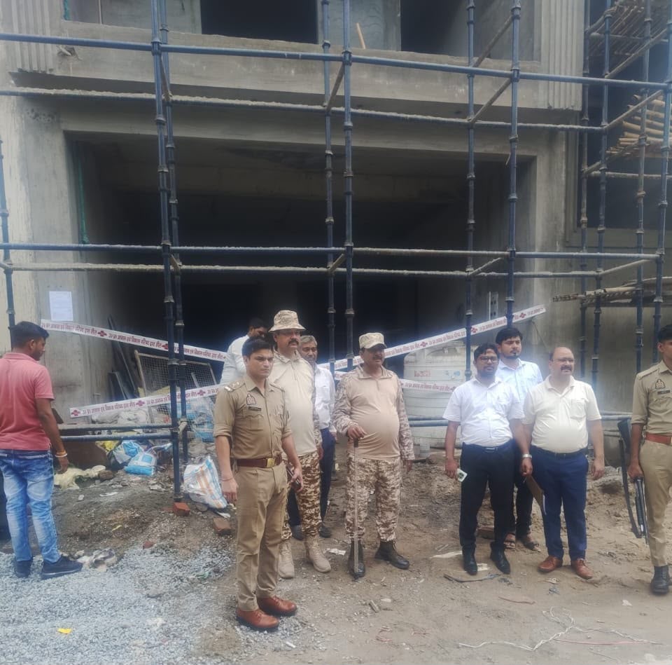 आगरा के कमला नगर में आवास विकास परिषद की टीम द्वारा अवैध निर्माण सील करने की कार्रवाई