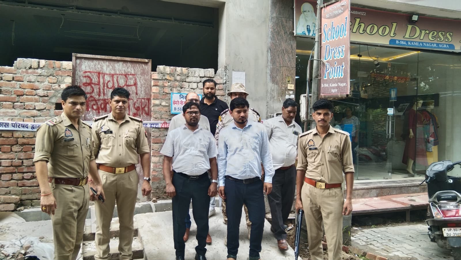कमला नगर आगरा में पुलिस बल की मौजूदगी में सील किए जाते अवैध भवन