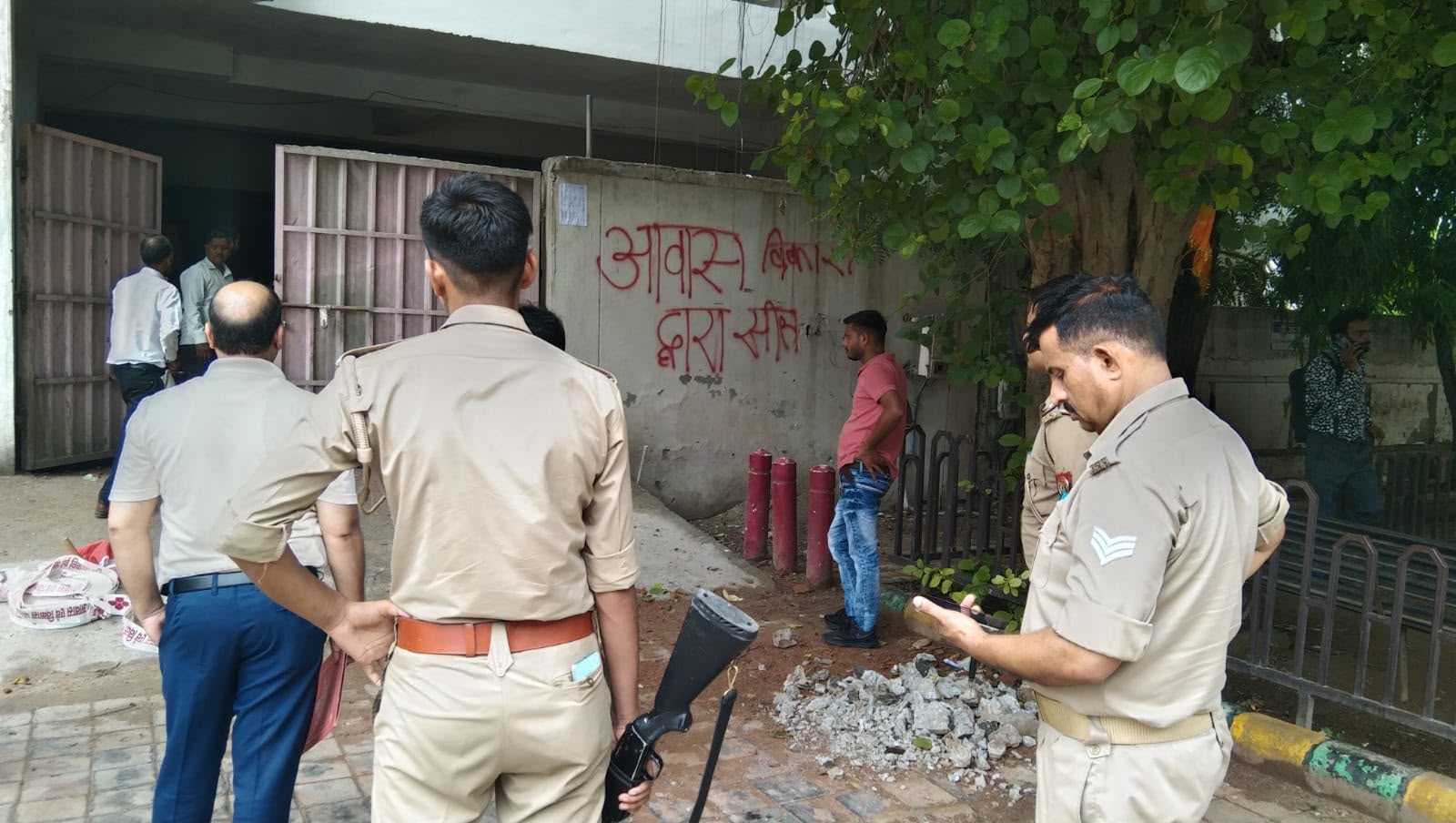 आवास विकास परिषद द्वारा कमला नगर में 5 अवैध निर्माणों पर सीलिंग की कार्रवाई