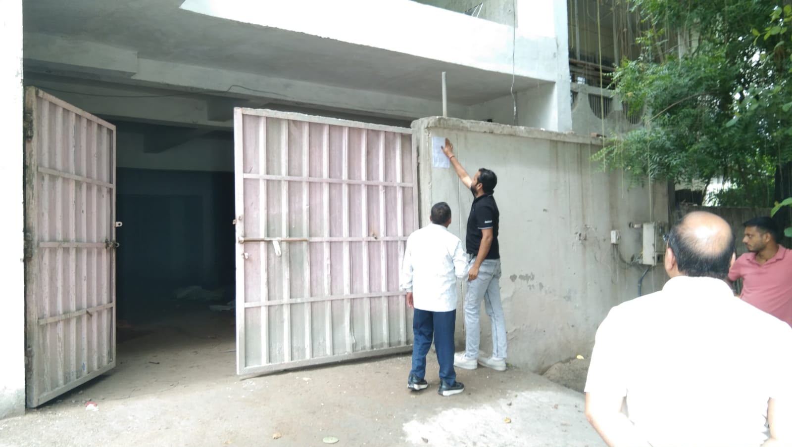 आगरा में सीलिंग अभियान के दौरान उपस्थित आवास विकास परिषद के अधिकारी और कमला नगर पुलिस