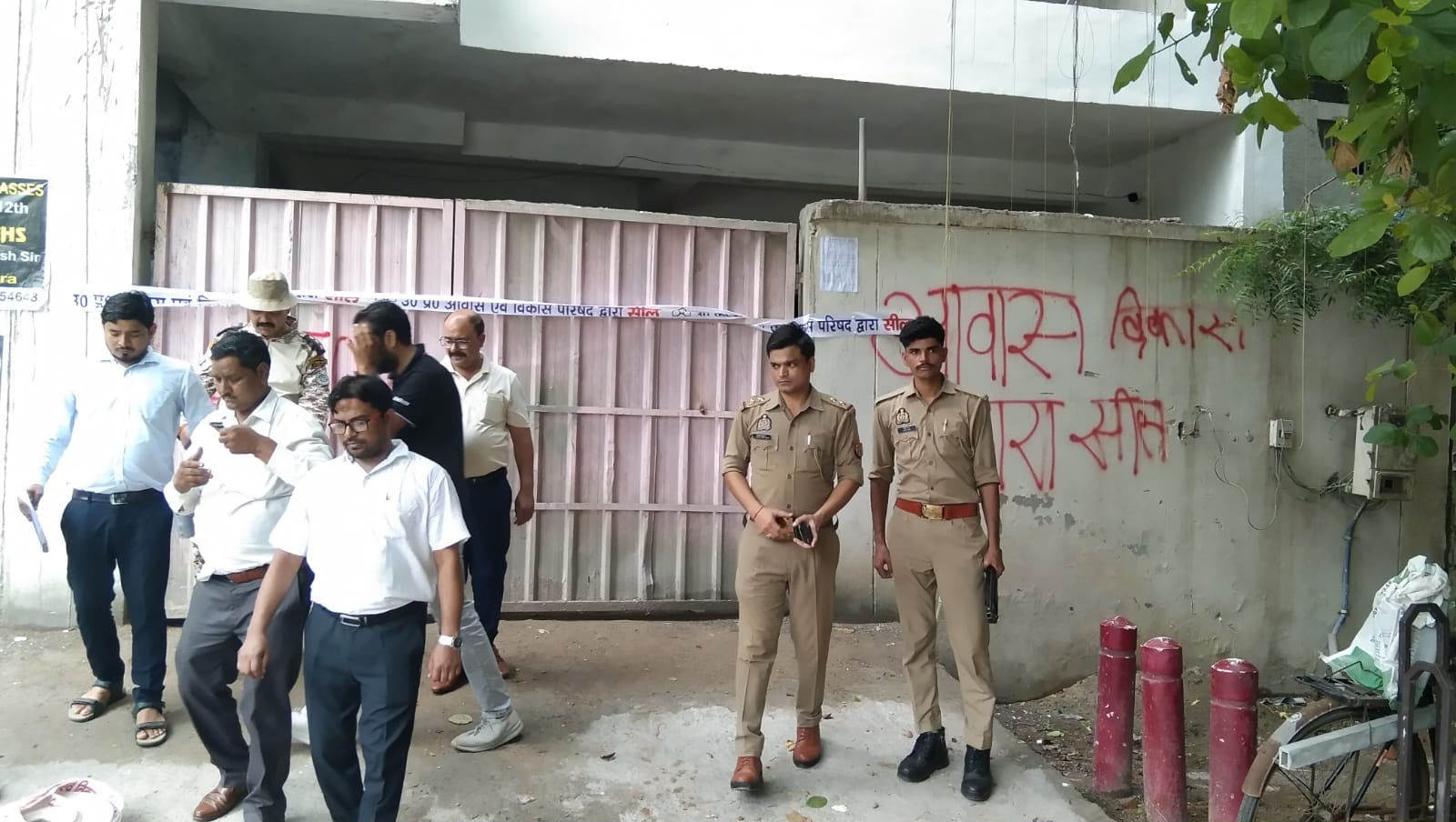 कमला नगर आगरा में आवास एवं विकास परिषद द्वारा सील की गई अवैध संपत्ति का दृश्य