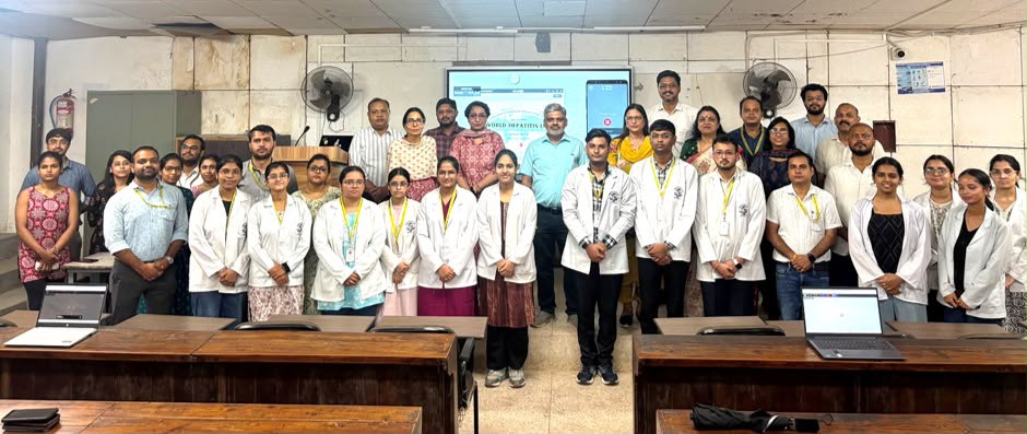 एसएन मेडिकल कॉलेज आगरा की माइक्रोबायोलॉजी लैब एवं एसआरएल टीम हेपेटाइटिस शिविर के दौरान