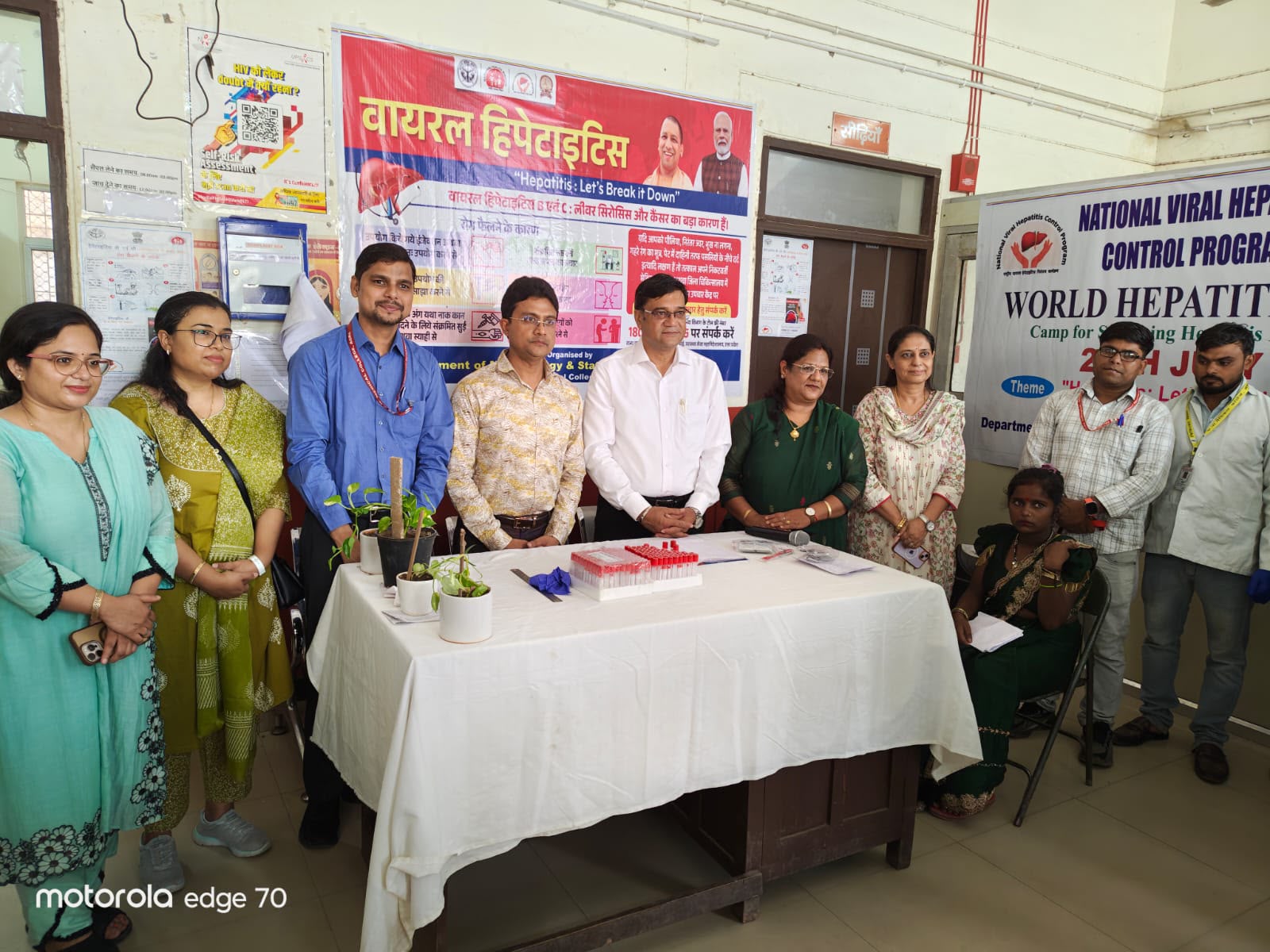 एसएन मेडिकल कॉलेज आगरा में आयोजित विश्व हेपेटाइटिस दिवस शिविर में चिकित्सकों और स्वास्थ्य टीम की उपस्थिति