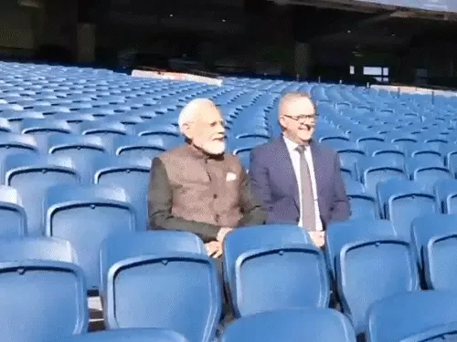 प्रधानमंत्री नरेंद्र मोदी ऑस्ट्रेलिया के आधिकारिक कंगारू कैरेक्टर रूबी द रू से आत्मीयता से मुलाकात करते हुए