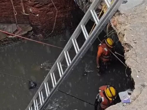सुभाष बाजार हादसे के बाद मौके पर जमा लोगों की भीड़