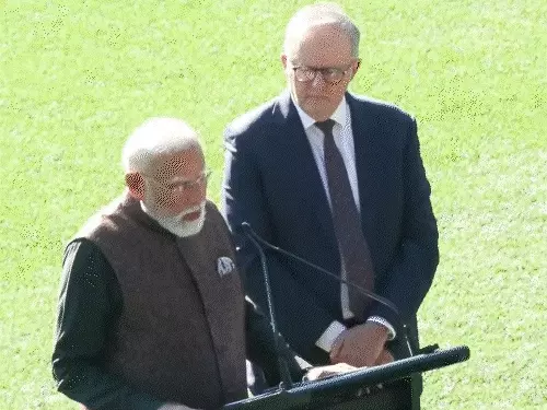 प्रधानमंत्री नरेंद्र मोदी मेलबर्न ग्राउंड पर युवा ऑस्ट्रेलियाई क्रिकेटरों से बातचीत कर उनकी जर्सी पर ऑटोग्राफ देते हुए