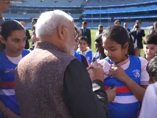 प्रधानमंत्री नरेंद्र मोदी और ऑस्ट्रेलियाई पीएम एंथनी अल्बनीज मेलबर्न क्रिकेट ग्राउंड के शेन वॉर्न स्टैंड का दौरा करते हुए