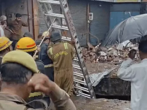 घटनास्थल पर एसडीआरएफ और नगर निगम का रेस्क्यू ऑपरेशन