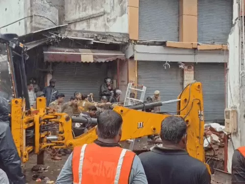 नाले के मलबे में दबी महिला की तलाश करती फायर ब्रिगेड टीम