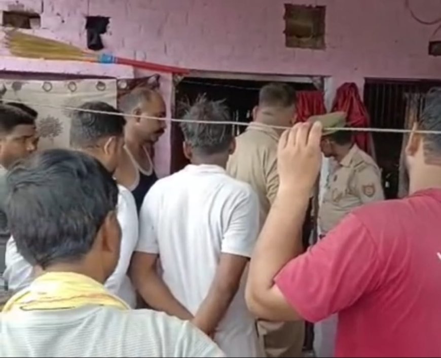 बाह टीचर्स कॉलोनी में घटना के बाद एकत्र लोग