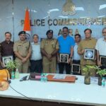 आगरा पुलिस लाइन्स में राष्ट्रीय अस्थि एवं जोड़ दिवस पर पुलिसकर्मियों को सीपीआर ट्रेनिंग देते डॉक्टर और उपस्थित पुलिस अधिकारी