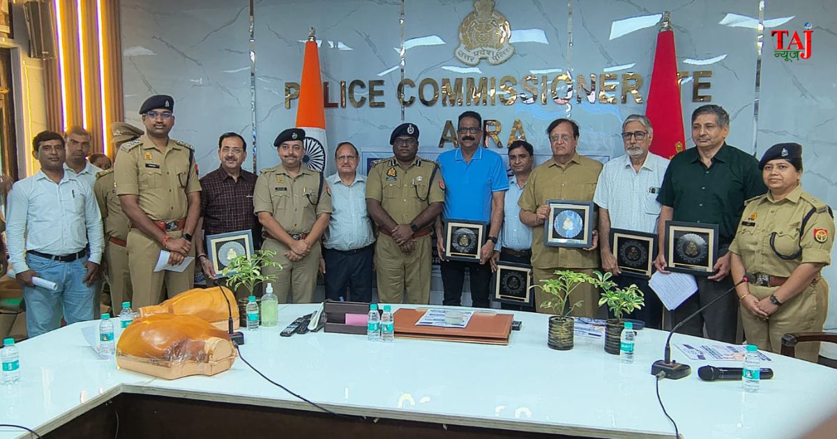 आगरा पुलिस लाइन्स में राष्ट्रीय अस्थि एवं जोड़ दिवस पर पुलिसकर्मियों को सीपीआर ट्रेनिंग देते डॉक्टर और उपस्थित पुलिस अधिकारी