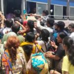 रक्षाबंधन पर रोडवेज की व्यवस्था फेल: बसों के लिए तरसीं बहनें, घंटों इंतजार के बाद भी नहीं मिली सीट रक्षाबंधन पर आगरा के ईदगाह बस अड्डे पर रोडवेज बसों के इंतजार में खड़ी महिलाओं, बच्चों और यात्रियों की भारी भीड़।