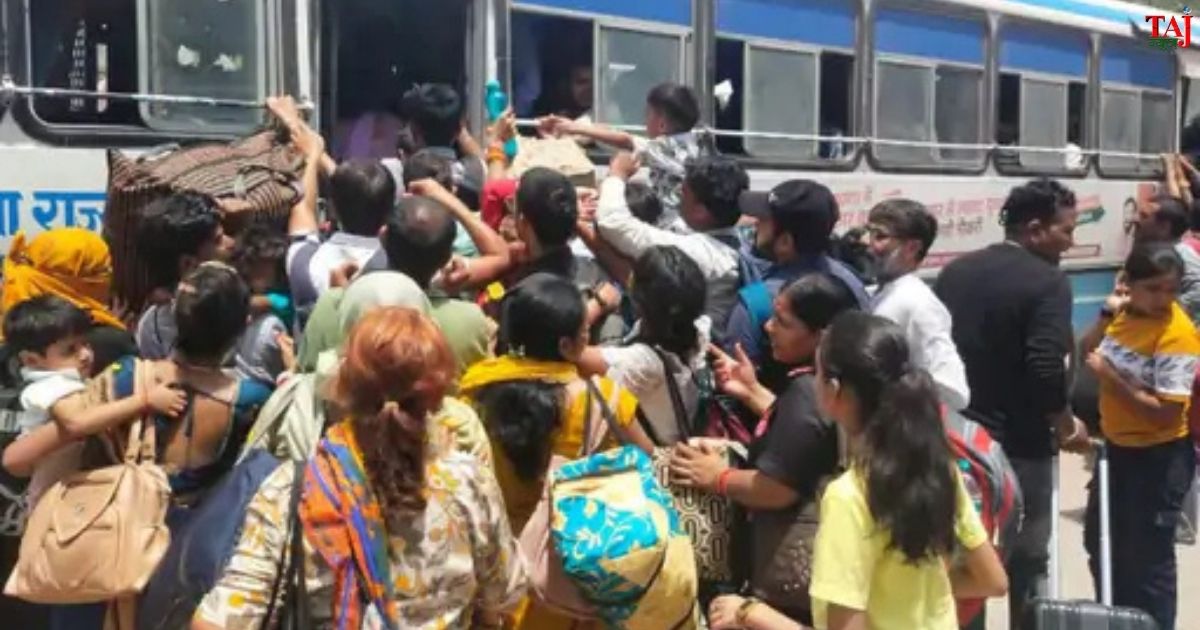 रक्षाबंधन पर आगरा के ईदगाह बस अड्डे पर रोडवेज बसों के इंतजार में खड़ी महिलाओं, बच्चों और यात्रियों की भारी भीड़।