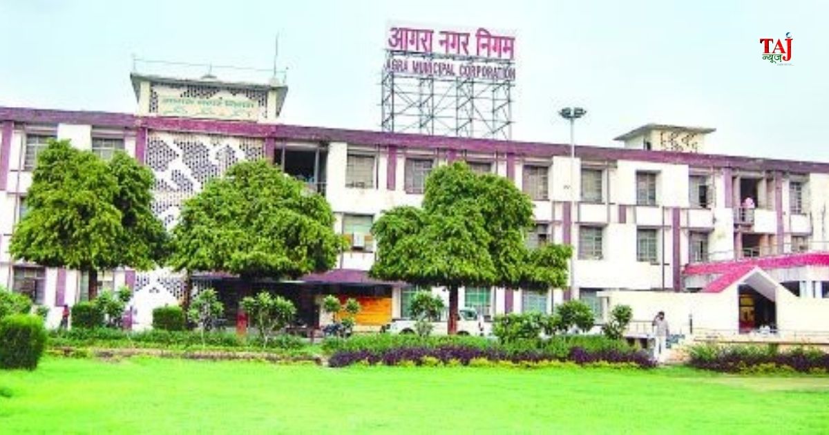 आगरा नगर निगम में पार्षद वेलफेयर एसोसिएशन और ठेकेदार सिंडिकेट धांधली पर एलआईयू रिपोर्ट के बाद पुलिस जांच का दृश्य।